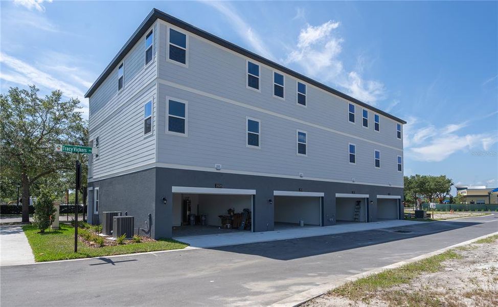 Condo located in Tampa, FL showcasing its design and architecture (Image 3). Condo located in Tampa, FL showcasing its design and architecture (Image 3).