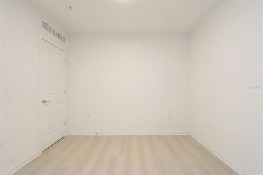 Spacious, unfurnished interior of a new home in , Orlando (Image 18).