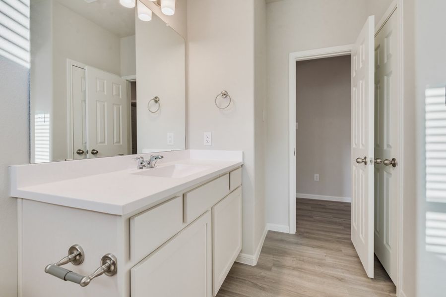 Representative furnished interior of a home built from the Floor Plan 1784 by Colina Homes in Tidwell Lakes, Houston (Image 9).