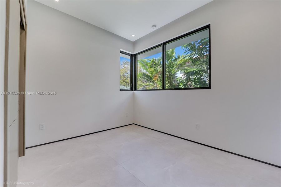 Spacious, unfurnished interior of a new home in , Miami Beach (Image 17).