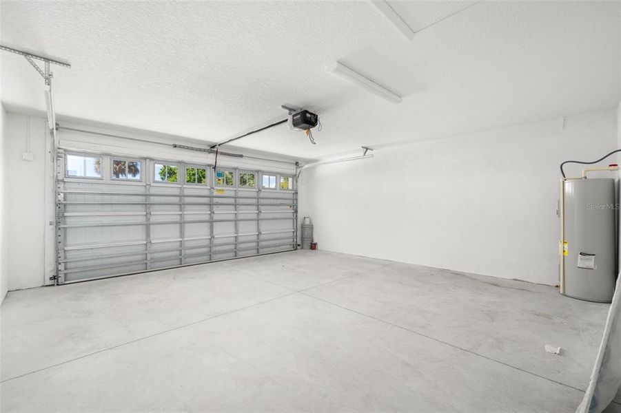 Spacious, unfurnished interior of a new home in , Sebring (Image 47).