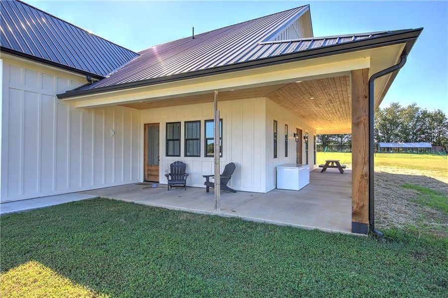 Exterior details and patio area of a home in , Calhoun (Image 28).