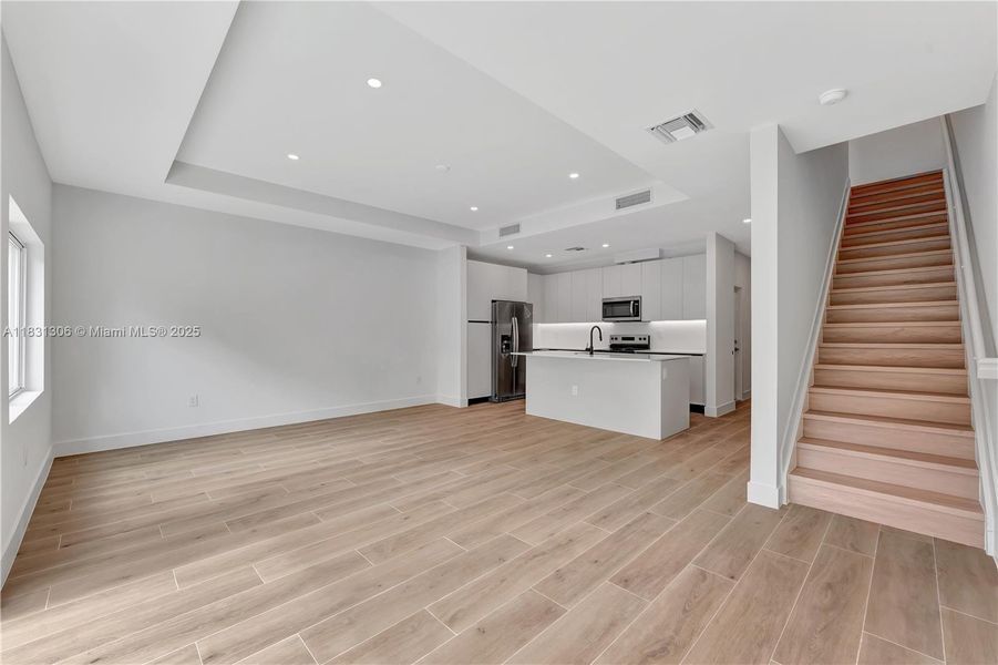 Spacious, unfurnished interior of a new home in , Coral Springs (Image 17).