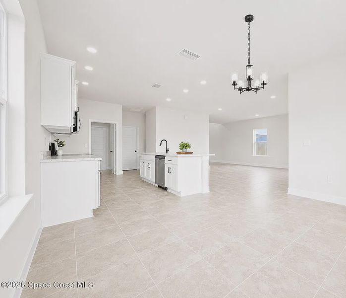 Spacious, unfurnished interior of a new home in St. John's Preserve, Palm Bay (Image 13).