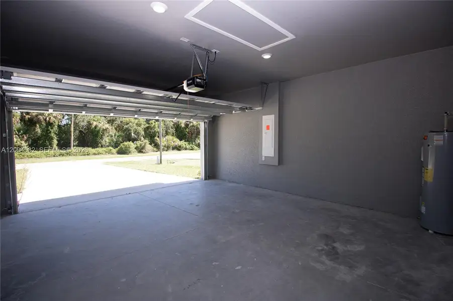 Spacious, unfurnished interior of a new home in , Lehigh Acres (Image 31).