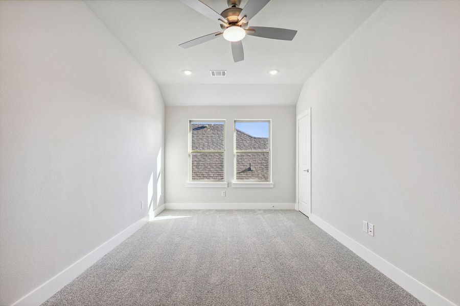 Spacious, unfurnished interior of a new home in Dove Hollow, Waxahachie (Image 32).