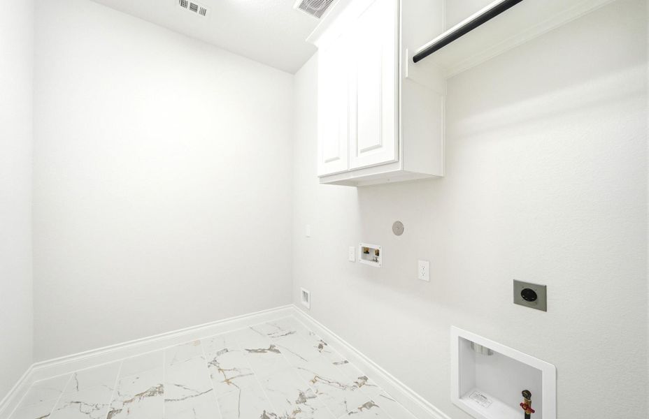 Spacious, unfurnished interior of a new home in Bridgeland 60′, Cypress (Image 23).