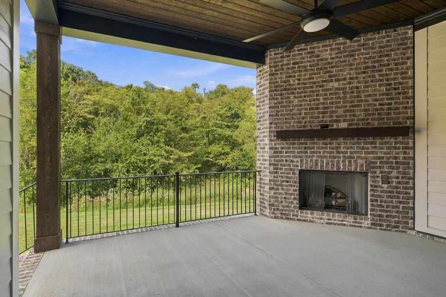 Ballentine B Outdoor living area