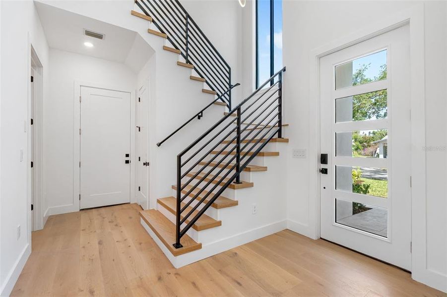 Spacious, unfurnished interior of a new home in , Sarasota (Image 21).