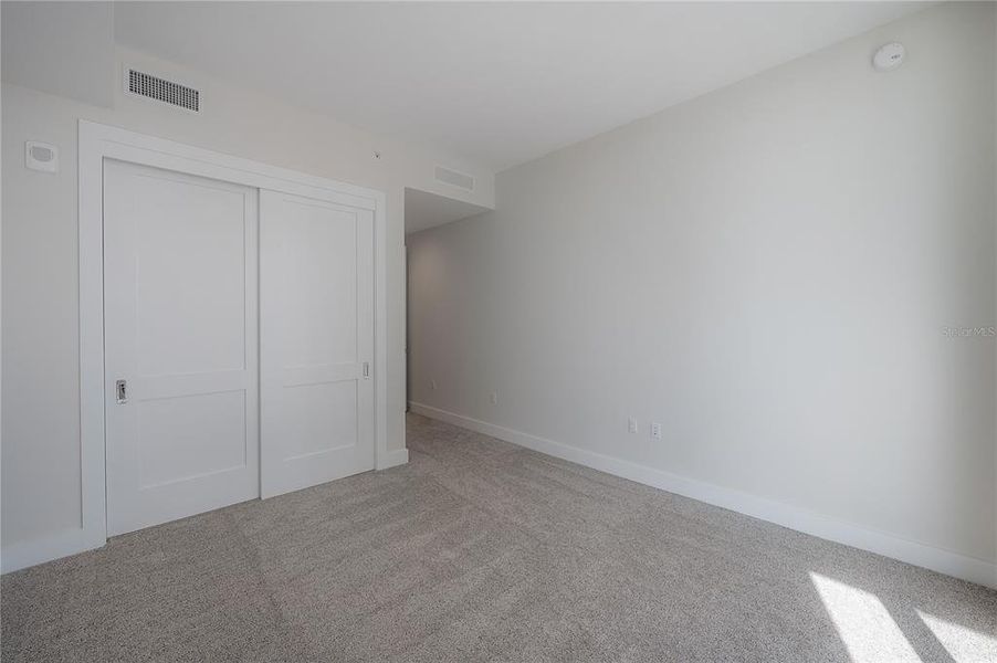 Spacious, unfurnished interior of a new home in , St. Petersburg (Image 27).