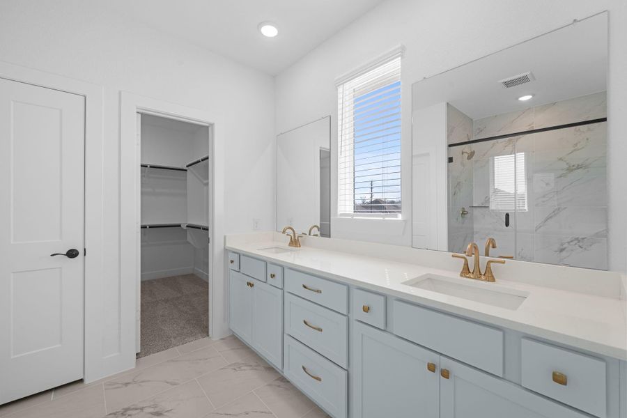 Furnished interior view inside a new home in Sienna, Missouri City (Image 12).