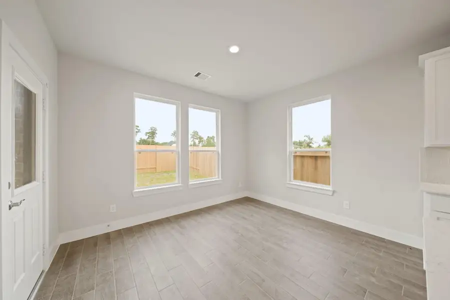 Spacious, unfurnished interior of a new home in Barton Creek Ranch, Conroe (Image 9). Spacious, unfurnished interior of a new home in Barton Creek Ranch, Conroe (Image 9).