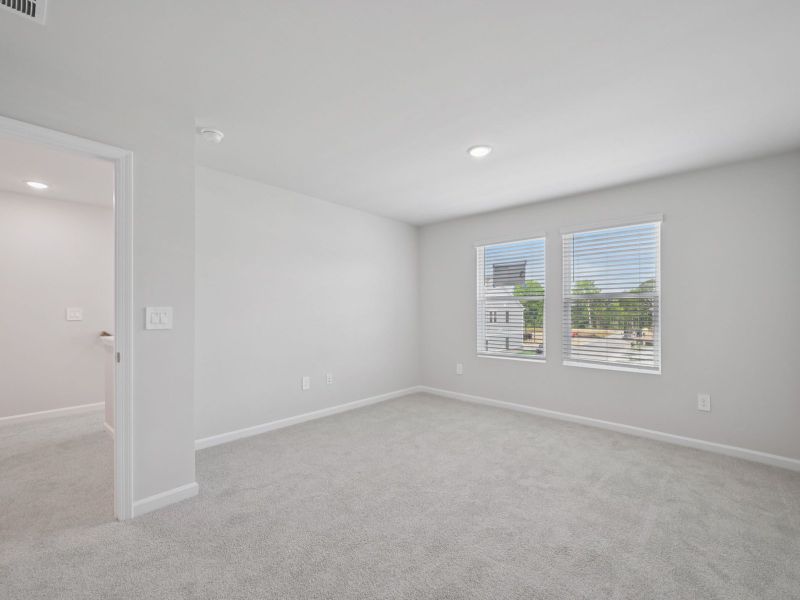 Spacious, unfurnished interior of a new home in The Rows at Buffaloe Reserve, Raleigh (Image 13).