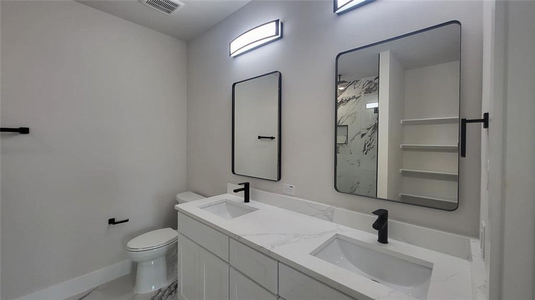 Full bathroom featuring baseboards, visible vents, a sink, and toilet