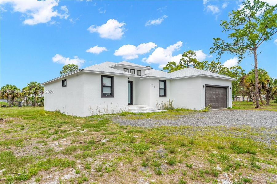 Exterior details and patio area of a home in , Clewiston (Image 3).