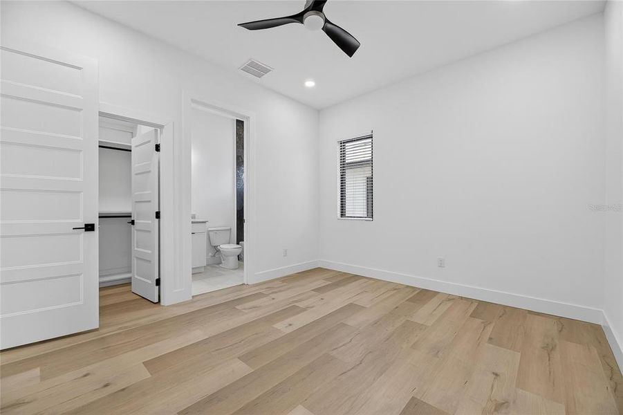 Spacious, unfurnished interior of a new home in , Sarasota (Image 62).