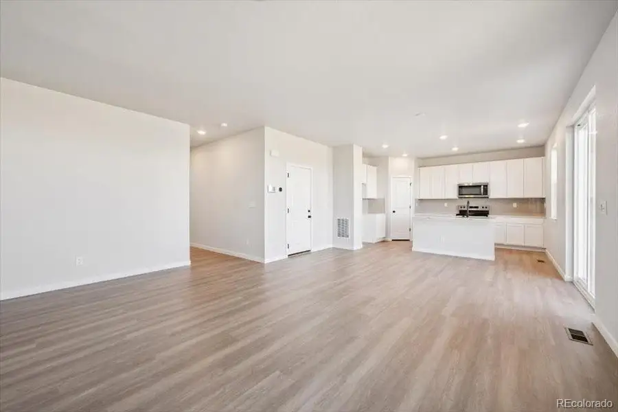 Spacious, unfurnished interior of a new home in Windler, Aurora (Image 11).