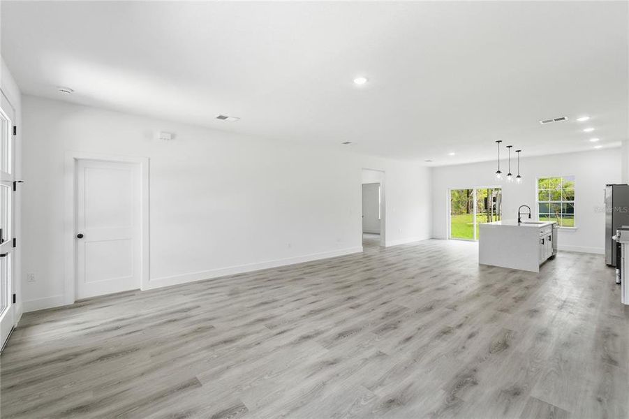 Spacious, unfurnished interior of a new home in , Citrus Springs (Image 13).