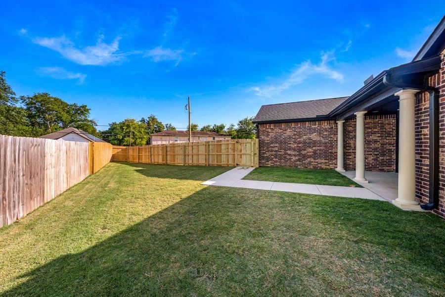 Exterior details and patio area of a home in , Sulphur Springs (Image 3).