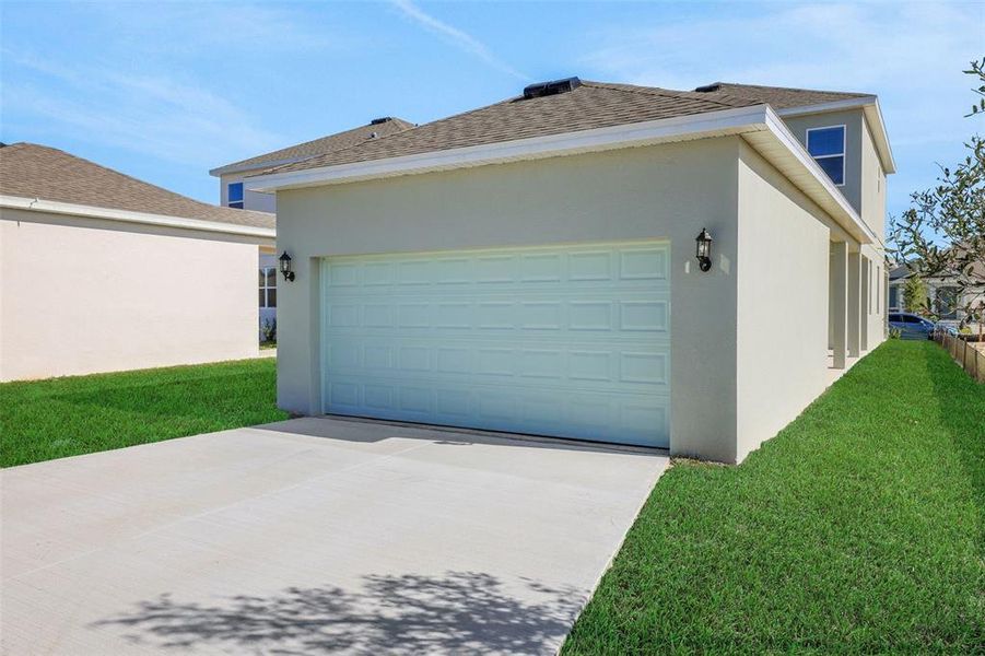 Exterior details and patio area of a home in Crossroads at Kelly Park, Apopka (Image 3).