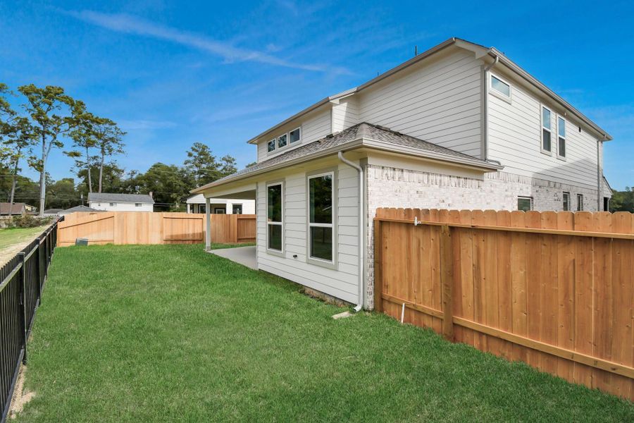 Come and see this spacious backyard with its beautiful covered patio. There is plenty of room for the kids to play and adults to relax. Perfect for your outdoor living space, patio furniture, bbq pit, and so much more. The possibilities are endless! Come and see this spacious backyard with its beautiful covered patio. There is plenty of room for the kids to play and adults to relax. Perfect for your outdoor living space, patio furniture, bbq pit, and so much more. The possibilities are endless!