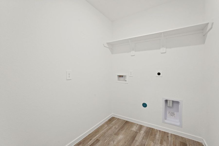 Spacious, unfurnished interior of a new home in Sunterra, Katy (Image 11).