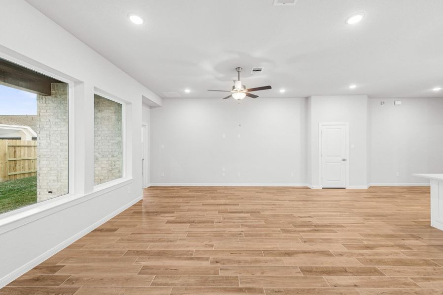 Spacious, unfurnished interior of a new home in The Grand Prairie 50’, Hockley (Image 20).