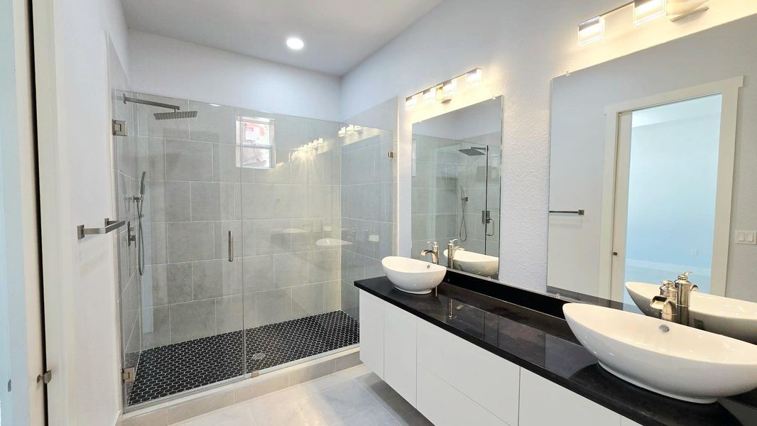 secondary bathroom 1/4 secondary bathroom 1/4