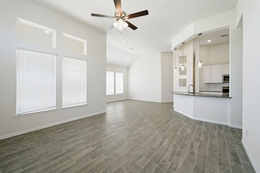 Spacious, unfurnished interior of a new home in Canterra Creek, Rosharon (Image 22). Spacious, unfurnished interior of a new home in Canterra Creek, Rosharon (Image 22).