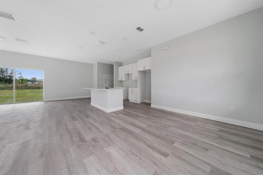 Spacious, unfurnished interior of a new home in , Ocala (Image 10).