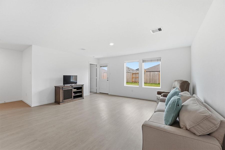 Spacious, unfurnished interior of a new home in Scotts Bend, Baytown (Image 13).