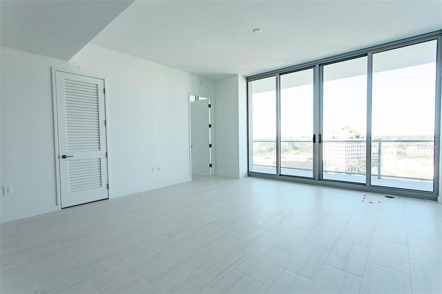 Spacious, unfurnished interior of a new home in , St. Petersburg (Image 14).