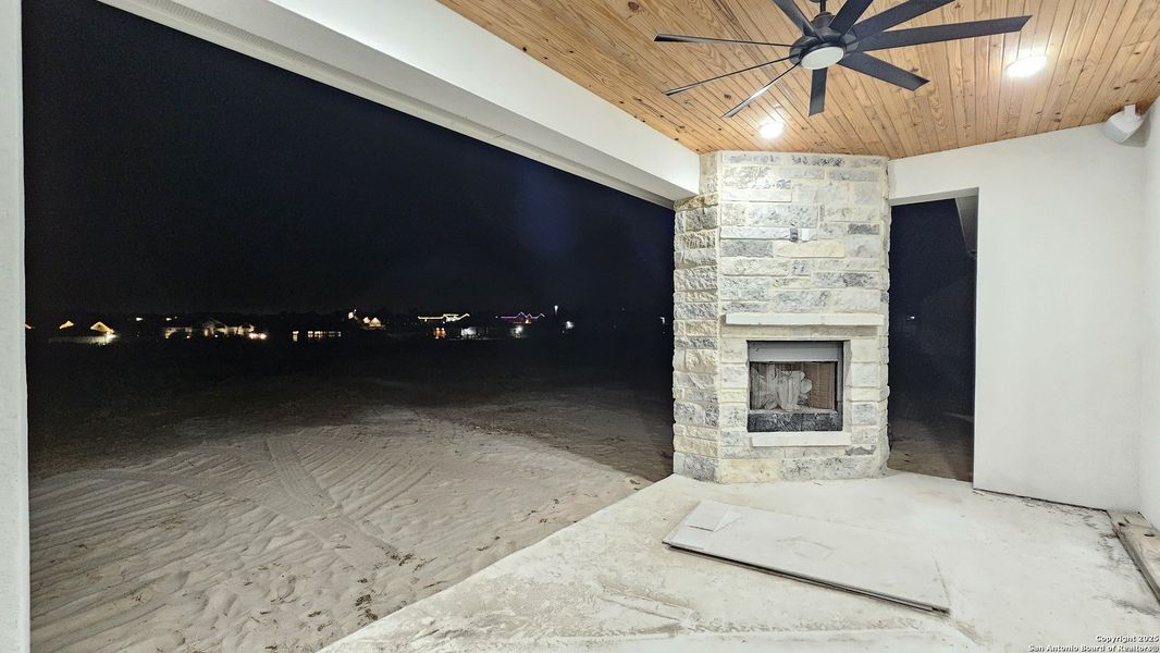 Exterior details and patio area of a home in , La Vernia (Image 3).