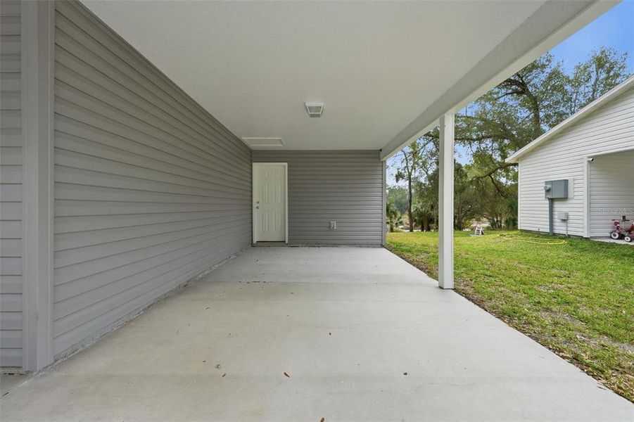 Exterior details and patio area of a home in , Ocklawaha (Image 19).