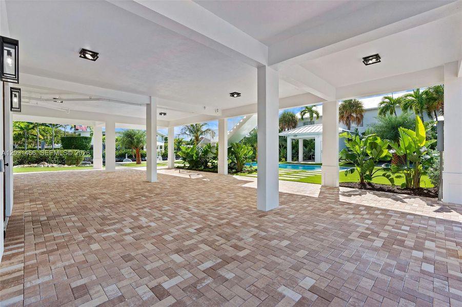 Spacious, unfurnished interior of a new home in , Tavernier (Image 77).