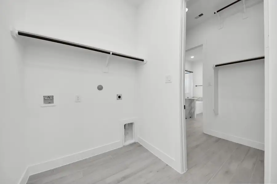 Spacious, unfurnished interior of a new home in Beacon Point, Texas City (Image 36).