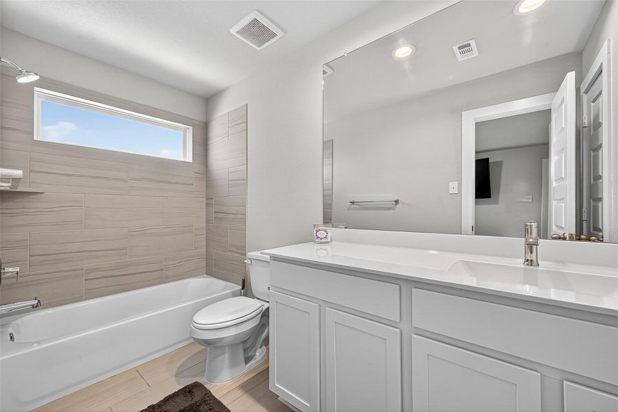 Full Bathroom inside Bedroom 4 (2nd Floor) Full Bathroom inside Bedroom 4 (2nd Floor)