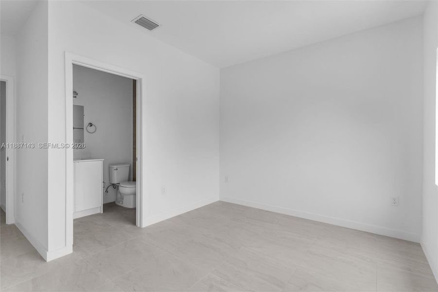 Spacious, unfurnished interior of a new home in , Miami (Image 16).