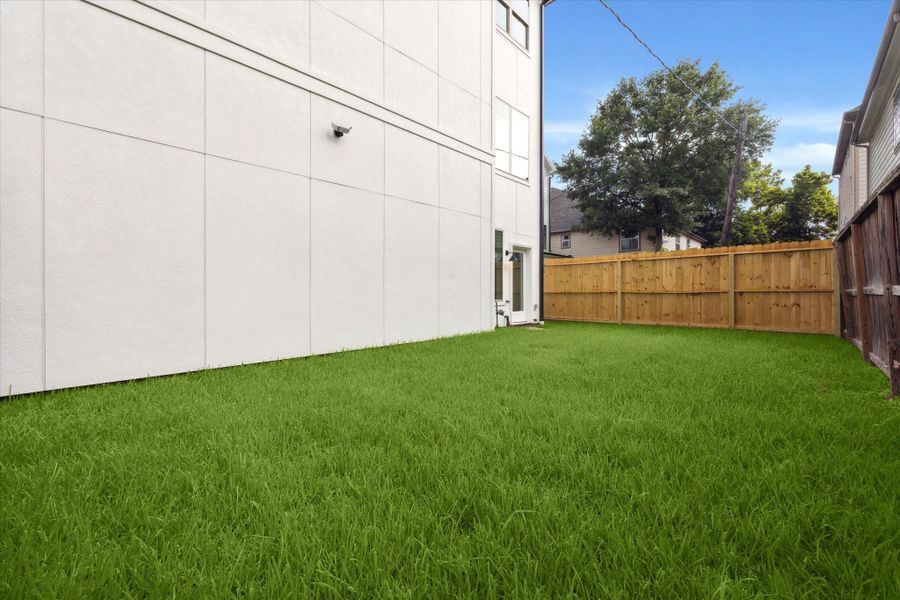 Different View of the Backyard * EASY Access to I-10, Downtown and Memorial Park.