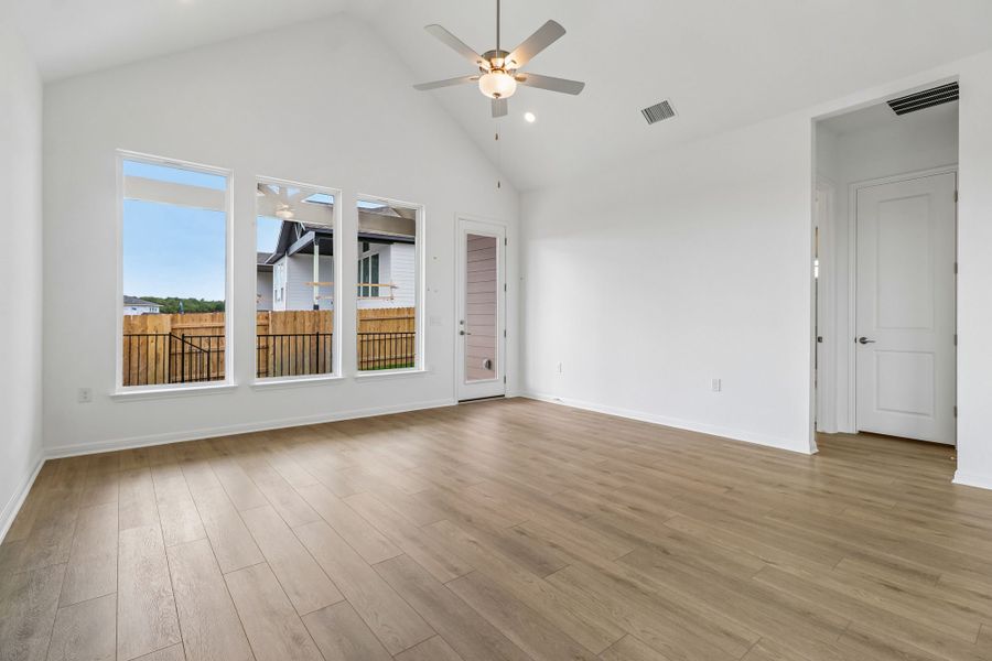 Spacious, unfurnished interior of a new home in Silverleaf, Cedar Creek (Image 16).