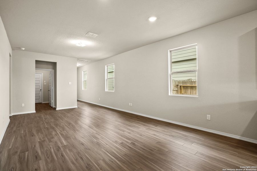 Spacious, unfurnished interior of a new home in Blue Ridge Ranch, San Antonio (Image 13).