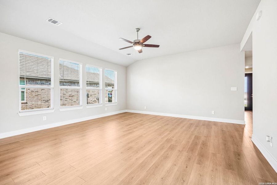 Spacious, unfurnished interior of a new home in Carmel Ranch, Schertz (Image 22).