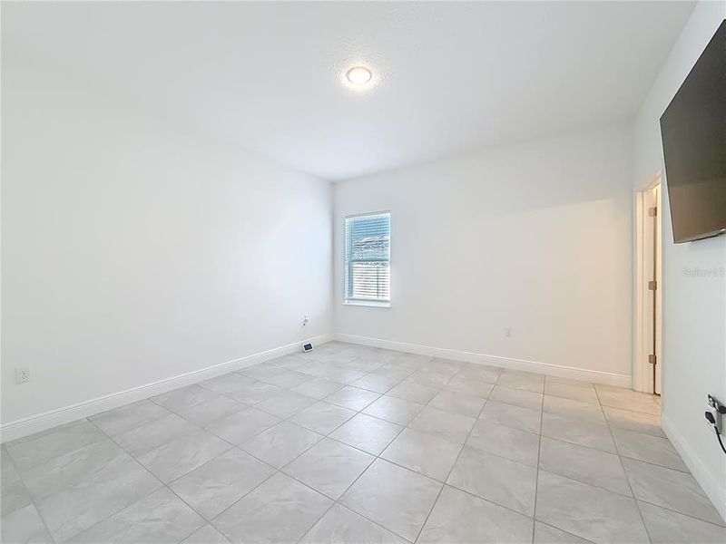 Spacious, unfurnished interior of a new home in , Ocala (Image 34).