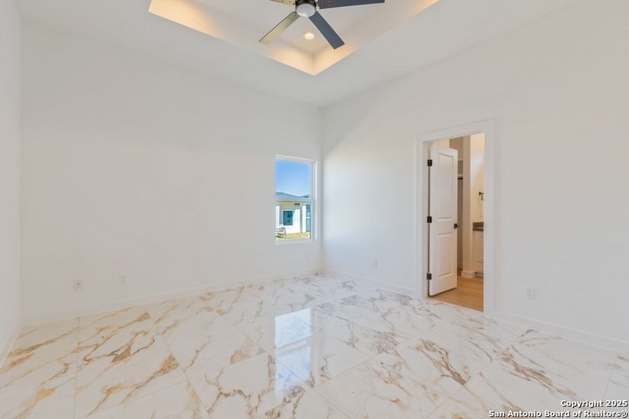 Spacious, unfurnished interior of a new home in , Laredo (Image 27).