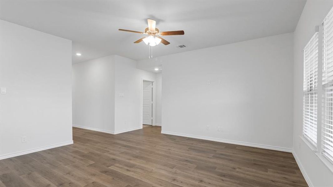 Unfurnished room with dark wood-type flooring, ceiling fan, and recessed lighting