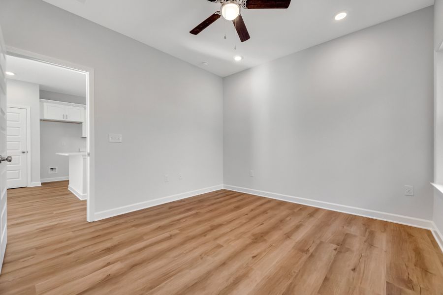 Spacious, unfurnished interior of a new home in Live Oak Cottages, Freeport (Image 35).