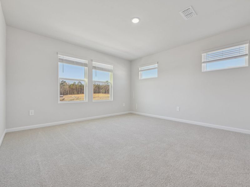 Spacious, unfurnished interior of a new home in The Rows at Buffaloe Reserve, Raleigh (Image 10).