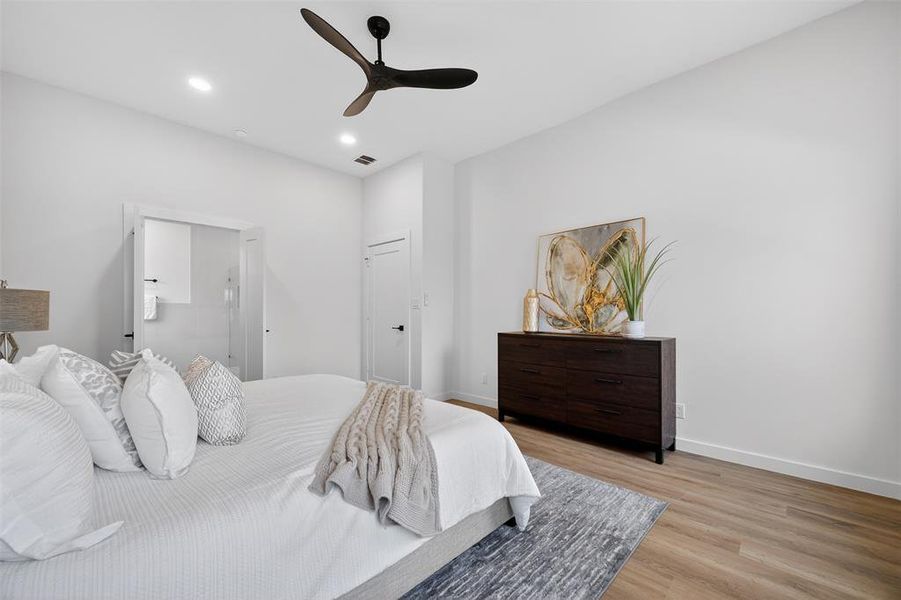 Furnished interior view inside a new home in , Dallas (Image 10).