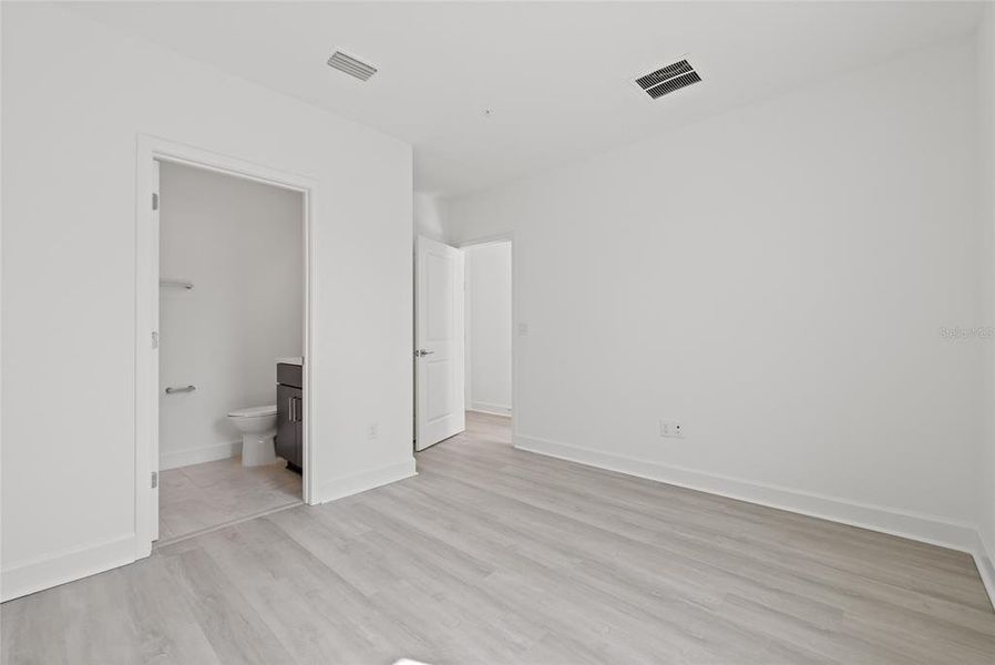 Spacious, unfurnished interior of a new home in Alante, St. Petersburg (Image 25).
