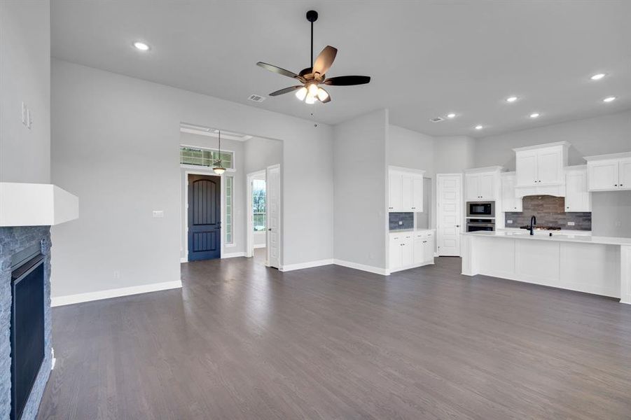Spacious, unfurnished interior of a new home in , Waxahachie (Image 17).